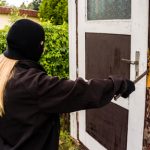Eine defekte Haustür lockt unter Umständen Leute an, die nichts in Ihrem Mietshaus verloren haben