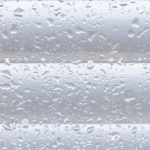 Undichte Fenster sorgen dafür, dass es in der Wohnung kalt und feucht werden kann - außerdem zieht es dann ständig